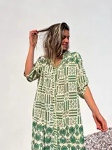 Vestido camisero largo color crudo con estampado geométrico en verde, de corte holgado y manga 3/4.