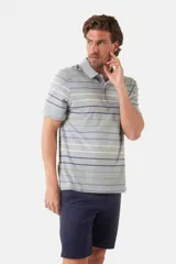 Remera polo de jersey gris con rayas horizontales en azul, verde y blanco.
