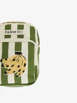 Bandolera pequeña con estampado a rayas verticales verdes y blancas, parche con el logo de la marca y aplique bordado de un racimo de bananas.