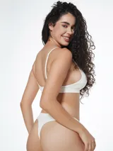 Conjunto de ropa interior color lila, compuesto por un corpiño triangular con breteles regulables y una bombacha tipo colaless.