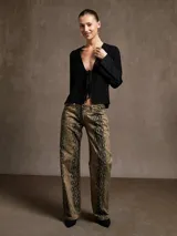 Blusa negra con estampado animal print en blanco y marrón, escote en V con lazo ajustable y mangas largas acampanadas.