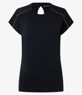 Remera deportiva negra de manga corta confeccionada en microfibra de poliamida ligera con agujeritos en los hombros y bieses en contraste color naranja en las sisas.