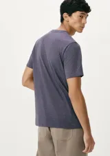 Camiseta manga corta color ladrillo, con cuello en V.