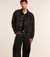 Pantalón masculino de jeans azul oscuro con efecto lavado, corte super baggy, cintura con trabillas, cierre tradicional, bolsillos y detalles de desgaste.
