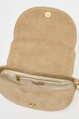 Bandolera de gamuza color beige, con asa corta y cierre imantado.