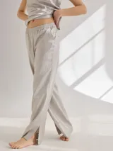 Pantalón de lino color ladrillo, de corte recto con cintura elastizada y tajos laterales en el ruedo.