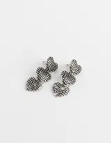 Aros colgantes cortos con corazones de metal plateado.