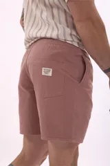 Bermuda de gabardina color beige con cordón ajustable en la cintura.