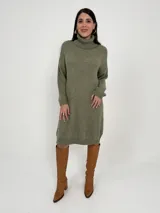 Vestido tipo sweater color verde militar, con cuello alto y mangas largas.