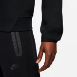 Buzo Nike Tech Fleece negro de corte clásico con cuello redondo y logo pequeño en el pecho.