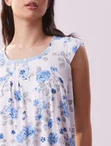 Conjunto de pijama marca René Rofé, compuesto por remera de tejido soft estampado con escote en V y botones, y pantalón capri con cintura elastizada.