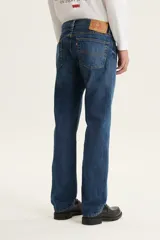 Pantalón de jean azul de corte recto, tiro medio y cierre con botones.