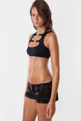 Microshort de gabardina negro con proceso de sobre teñido y lavado, tiro bajo, slim fit y detalle de costuras rojas.