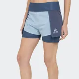 Short deportivo de tenis Le Coq Sportif, modelo Tennis Classic, de color azul oscuro con un short interior de compresión en tono celeste más claro. Presenta un diseño de doble capa y el logo del gallo en el lateral de la pierna derecha.