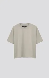 Remera de manga corta y cuello redondo, color beige claro, con calce boxy fit, caracterizado por ser ligeramente más corta y tener mangas amplias.