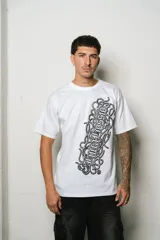 Remera blanca de algodón con estampado vertical en el lateral derecho con el texto "Lucca Bossio Punto Com 16".