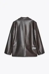 Blazer marrón oscuro de efecto piel, con cuello solapa y manga larga. Tiene bolsillos de plastrón en la parte delantera, forro interior a tono y cierre frontal con botones.