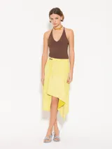 Top marrón con escote halter y espalda descubierta.