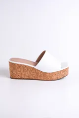 Sandalia negra de cuero con plataforma de corcho, taco de 6.5 cm y plantilla cuadrada.