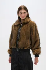 Chaqueta marrón con estampado animal print, cuello solapa, cierre frontal con cremallera y bolsillos laterales.