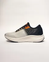 Championes de running Umbro Marathon, color blanco con detalles en negro y naranja.