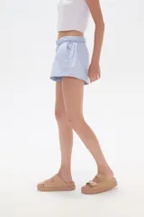 Short color beige con cintura elastizada y dos botones decorativos.