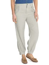 Pantalón de lino color beige, tiro alto, corte ancho, con bolsillos laterales y elástico en los tobillos.