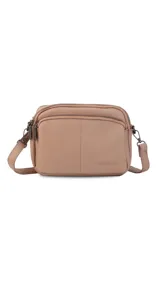 Bandolera negra de cuero sintético con doble bolsillo principal, un bolsillo frontal y trasero. Incluye correa ajustable.