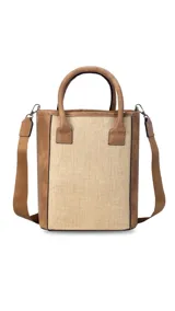 Matera azul marino con diseño frontal en telar rayado en tonos azules, blancos y amarillos. Cuenta con doble asa de mano y correa de hombro ajustable.