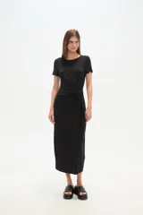 Vestido midi azul de viscosa, corte al cuerpo, manga corta y cuello redondo, con nudo lateral.