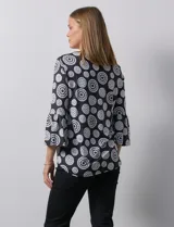 Blusa de seda fría estampada en blanco y negro, marca Ruby Rd. Manga ¾ con terminación amplia y escote redondo.