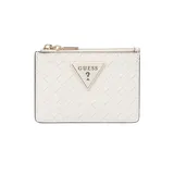 Billetera pequeña Guess modelo Alisha, color blanco, con textura tejida tipo trenzado y cierre superior con cremallera dorada. Presenta el logo triangular de Guess en metal dorado al frente.