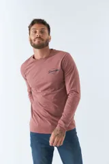 Remera blanca de manga larga con logo estampado en el pecho.