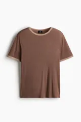 Remera marrón de corte recto con cuello redondo y ribete en color beige en cuello y mangas.