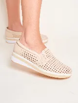 Panchitas de cuero color beige con perforaciones y suela blanca.