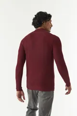 Sweater básico color beige de punto acanalado, con medio cierre frontal, cuello alto y logo bordado en el pecho.