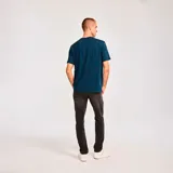 Remera gris de manga corta con el logo de Caterpillar estampado en el pecho.