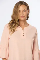 Blusa color beige de lino con botones metálicos personalizados y mangas 3/4 con volados.