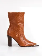 Bota corta de cuero negro con estampado de cocodrilo, taco cuadrado y punta fina con aplique metálico.