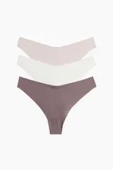 Pack de tres bombachas colaless de microfibra en color lila, blanco y gris. Modelo de tiro bajo con cintura en V y refuerzo interior. Ribetes cortados por láser para una sensación suave y mínima visibilidad abajo de la ropa.