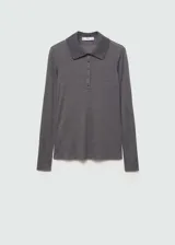 Polo gris de tejido de punto con cuello clásico, cierre de botones y mangas largas.