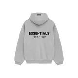 Hoodie gris con logo "Essentials Fear of God" estampado en el pecho, bolsillo tipo canguro y etiqueta de goma en la capucha.