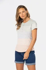 Remera de algodón con poliéster a rayas horizontales en azul, blanco, gris y rosa. Tiene cuello redondo, mangas cortas y botones personalizados en el escote.