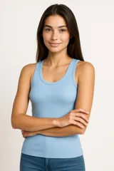 Musculosa blanca de algodón con breteles anchos, corte al cuerpo y cuello redondo.