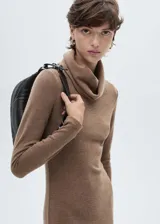 Vestido midi de punto color marrón oscuro con cuello alto y manga larga.