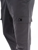 Pantalón cargo negro con bolsillos laterales con solapa, corte recto y cintura elástica.