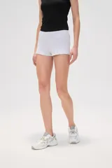 Short de algodón calado con estampado a rayas horizontales en tonos azul y blanco, corte ajustado.