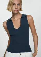 Top sin mangas color azul marino con cuello tipo polo y escote en V.