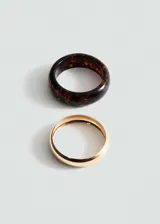 Set de dos anillos: uno de resina con estampado carey y otro liso de metal dorado.