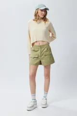 Short de tiro alto de tela liviana, con grandes bolsillos y diseño fresco.
